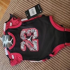 3 pack Jordan bodysuits size 6months
